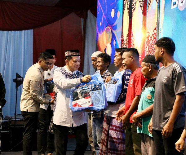 Tito Karnavian Buka Bersama Warga Huntara