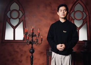Cakra Khan Nyayi Duet dengan Chrisye dalam lagu ‘Ketika Tangan dan Kaki Berkata’