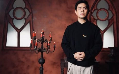 Cakra Khan Nyayi Duet dengan Chrisye dalam lagu ‘Ketika Tangan dan Kaki Berkata’