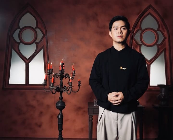 Cakra Khan Nyayi Duet dengan Chrisye dalam lagu ‘Ketika Tangan dan Kaki Berkata’