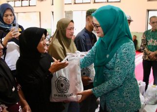 Yane Bima Arya Serahkan Bantuan