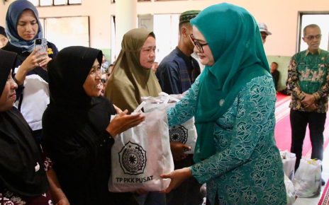 Yane Bima Arya Serahkan Bantuan