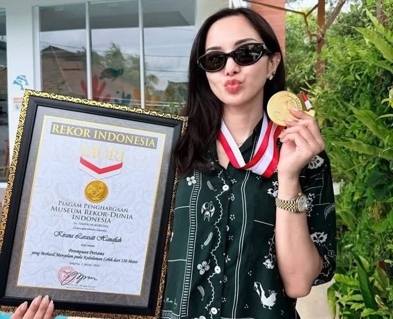Artis Kirana Larasati Cetak Prestasi Baru Raih Rekor MURI Menyelam 127 M