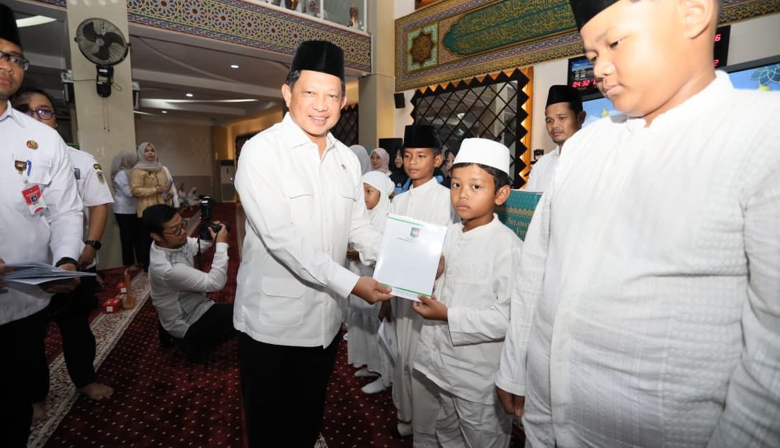 Tito Beri Santunan Anak Yatim saat Bukber Kemendagri