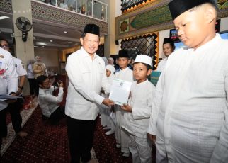 Tito Beri Santunan Anak Yatim saat Bukber Kemendagri