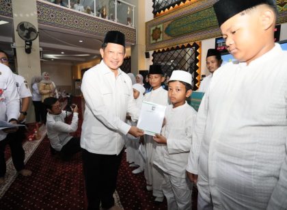 Tito Beri Santunan Anak Yatim saat Bukber Kemendagri