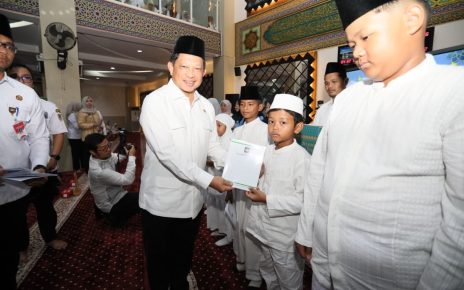 Tito Beri Santunan Anak Yatim saat Bukber Kemendagri