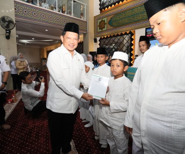 Tito Beri Santunan Anak Yatim saat Bukber Kemendagri