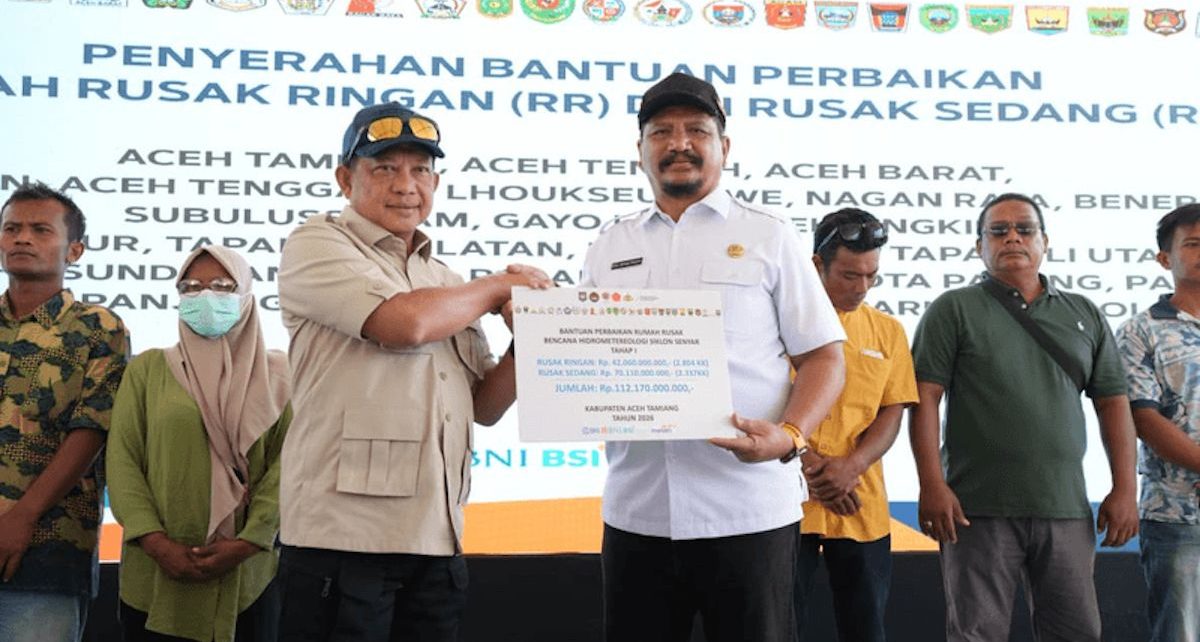 Tito serahkan bantuan perbaikan rumah di sumatera