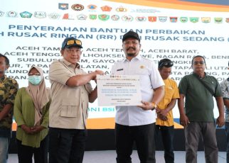 Tito serahkan bantuan perbaikan rumah di sumatera