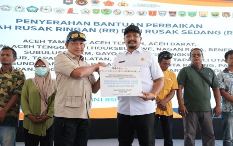 Tito serahkan bantuan perbaikan rumah di sumatera