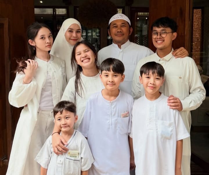 Hanung Bramantyo-Zaskia Mecca Rayakan Lebaran dengan Cara yang Sangat Istimewa