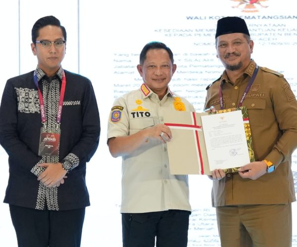 Kasatgas Tito Saksikan Penyerahan Surat Pernyataan Memberikan Bantuan Keuangan Khusus