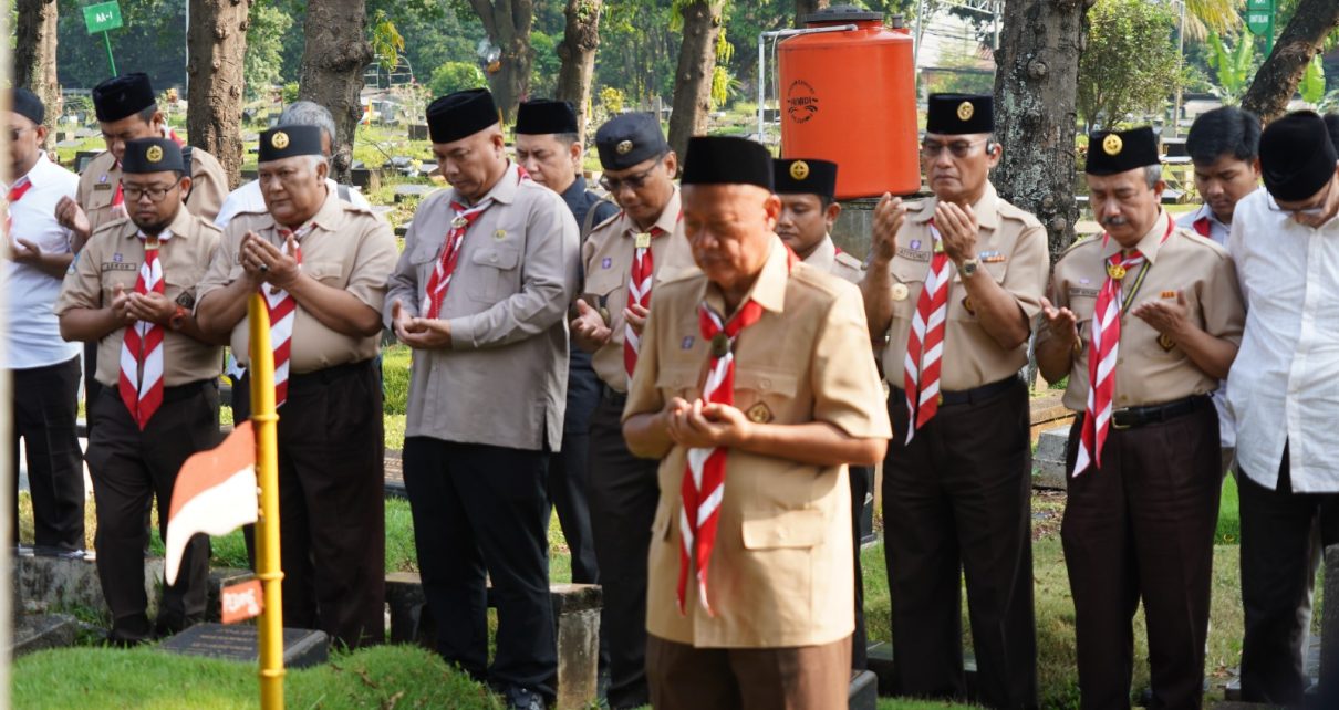 Keluarga Besar Pramuka UNJ ziarah Ziarah di Pusara Husen Mutahar