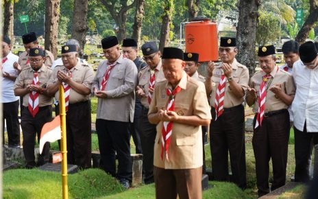 Keluarga Besar Pramuka UNJ ziarah Ziarah di Pusara Husen Mutahar