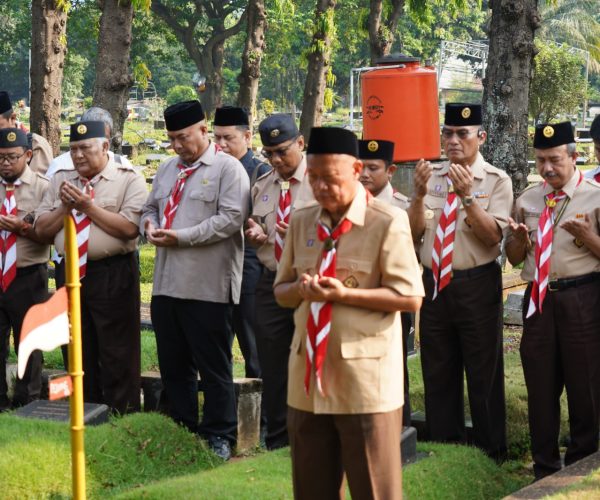 Keluarga Besar Pramuka UNJ ziarah Ziarah di Pusara Husen Mutahar