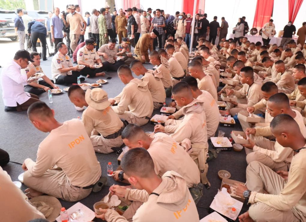 Momen Makan Siang Mendagri Bersama Praja IPDN di Tengah Tugas Kemanusiaan