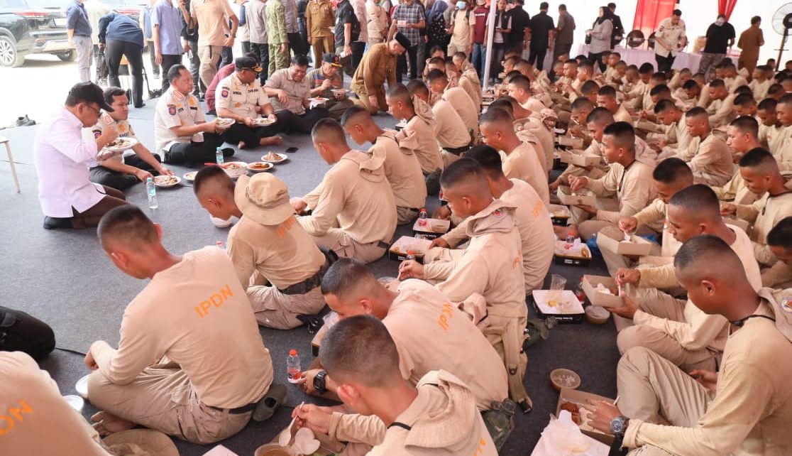 Momen Makan Siang Mendagri Bersama Praja IPDN di Tengah Tugas Kemanusiaan