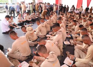 Momen Makan Siang Mendagri Bersama Praja IPDN di Tengah Tugas Kemanusiaan