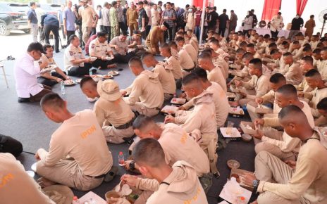 Momen Makan Siang Mendagri Bersama Praja IPDN di Tengah Tugas Kemanusiaan