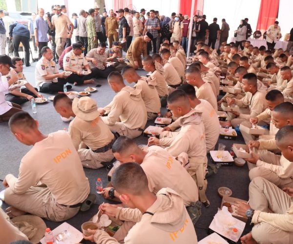Momen Makan Siang Mendagri Bersama Praja IPDN di Tengah Tugas Kemanusiaan