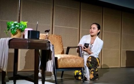 Putri Ayudya Gelar Monolog ‘Dapur Sumur Tutur’ tentang Kegelisahan Perempuan Jawa Milenial