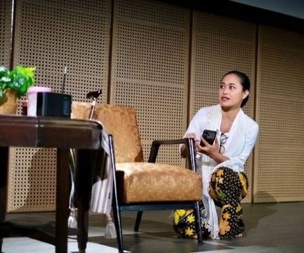 Putri Ayudya Gelar Monolog ‘Dapur Sumur Tutur’ tentang Kegelisahan Perempuan Jawa Milenial
