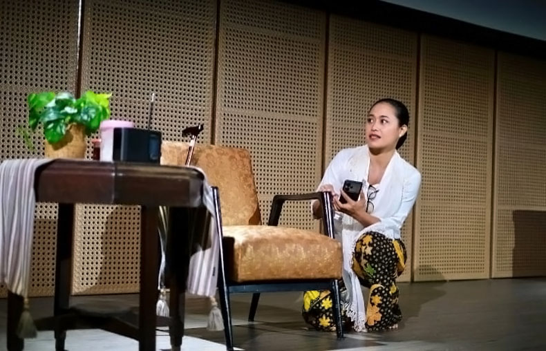 Putri Ayudya Gelar Monolog ‘Dapur Sumur Tutur’ tentang Kegelisahan Perempuan Jawa Milenial