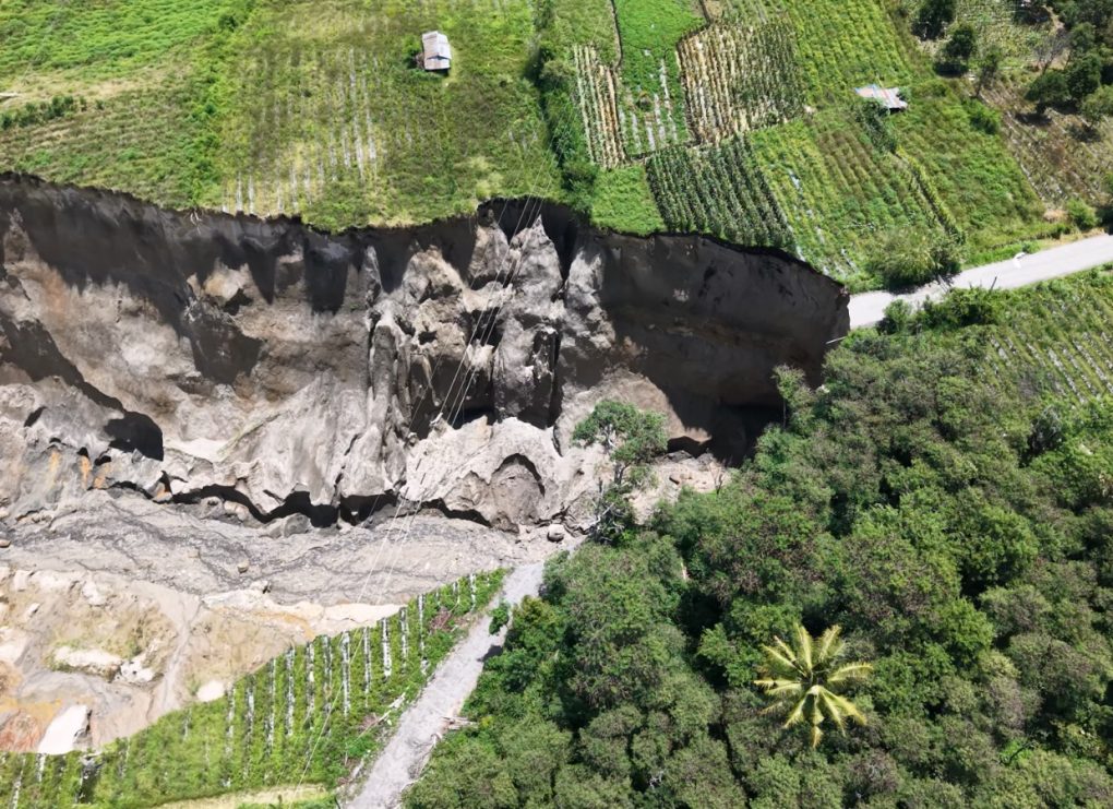 Caption : foto udara sinkhole di Desa Pondok Balik, Kecamatan Ketol, Kabupaten Aceh Tengah, Aceh. dok. Satgas PRR/PU BWS