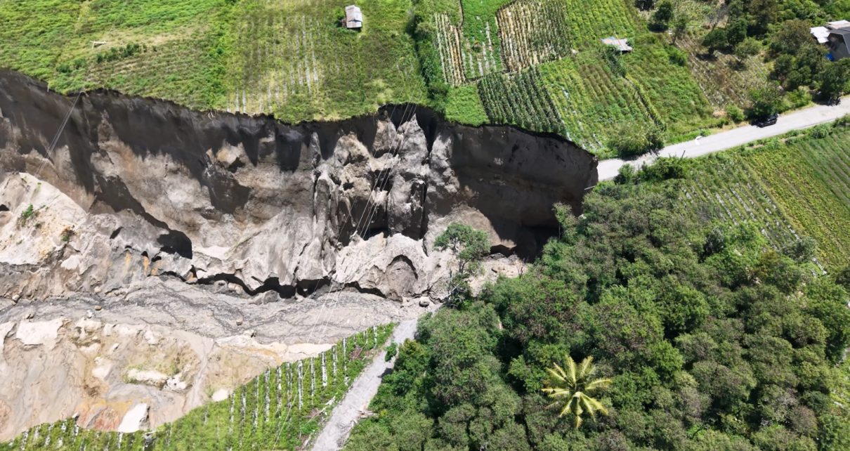 Caption : foto udara sinkhole di Desa Pondok Balik, Kecamatan Ketol, Kabupaten Aceh Tengah, Aceh. dok. Satgas PRR/PU BWS
