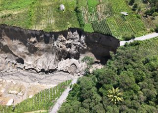 Caption : foto udara sinkhole di Desa Pondok Balik, Kecamatan Ketol, Kabupaten Aceh Tengah, Aceh. dok. Satgas PRR/PU BWS