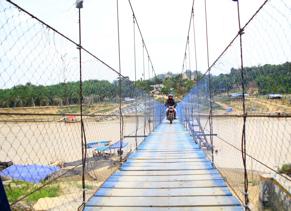 1. Jembatan Darurat Lubuk Sidup Kembali Sambungkan Aktivitas Warga