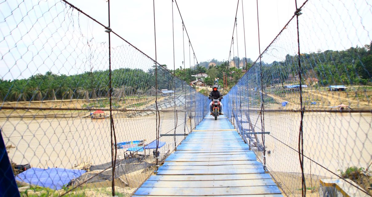1. Jembatan Darurat Lubuk Sidup Kembali Sambungkan Aktivitas Warga