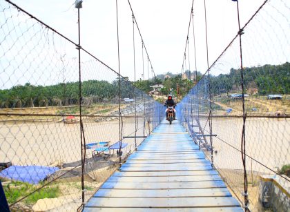 1. Jembatan Darurat Lubuk Sidup Kembali Sambungkan Aktivitas Warga