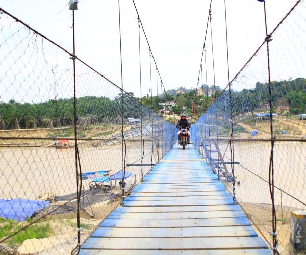 1. Jembatan Darurat Lubuk Sidup Kembali Sambungkan Aktivitas Warga