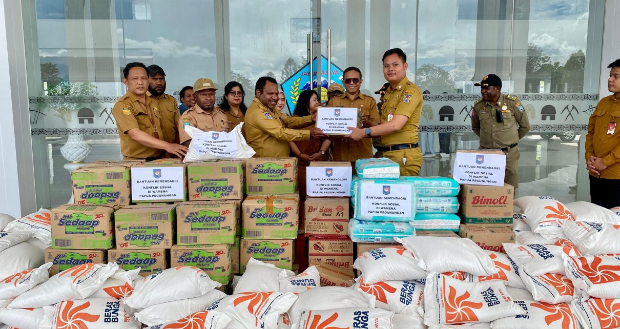 Kemendagri Serahkan Bantuan Sosial untuk Korban Konflik di Wamena