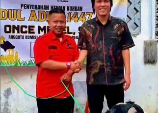 Demikian juga dengan penyanyi sekaligus anggota DPR RI Once Mekel yang berkurban dua sapi dan 25 kambing.