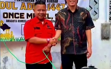 Demikian juga dengan penyanyi sekaligus anggota DPR RI Once Mekel yang berkurban dua sapi dan 25 kambing.