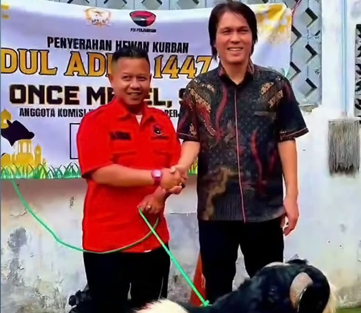 Demikian juga dengan penyanyi sekaligus anggota DPR RI Once Mekel yang berkurban dua sapi dan 25 kambing.