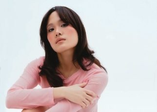 Sheryl Sheinafia Rilis MV ‘Siapa Suruh Jatuh Cinta?’ tentang Kisah Cinta Terlarang