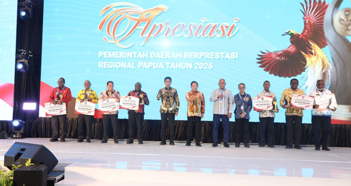 Kemendagri Beri Penghargaan Pemda Berprestasi di Papua