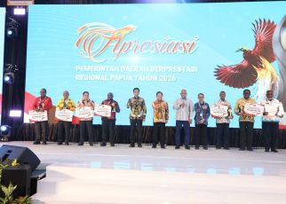 Kemendagri Beri Penghargaan Pemda Berprestasi di Papua