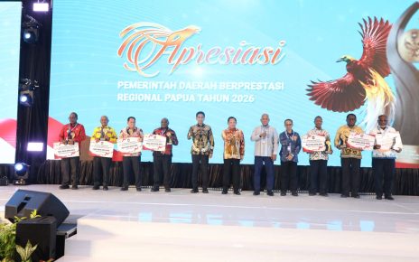 Kemendagri Beri Penghargaan Pemda Berprestasi di Papua