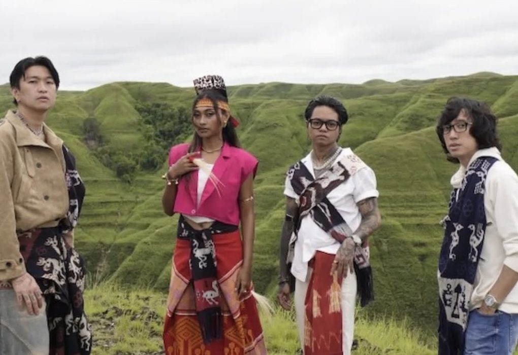 Weird Genius dan Novia Bachmid Rilis ‘Your Side’ Eksplorasi Musik Tradisional Sumba