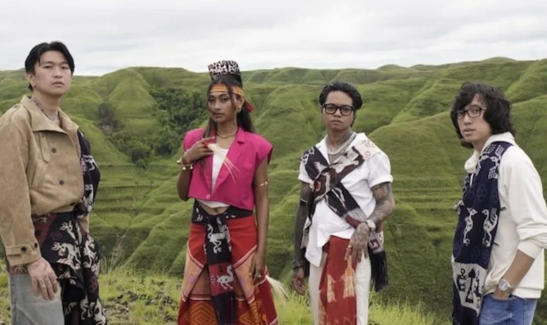 Weird Genius dan Novia Bachmid Rilis ‘Your Side’ Eksplorasi Musik Tradisional Sumba