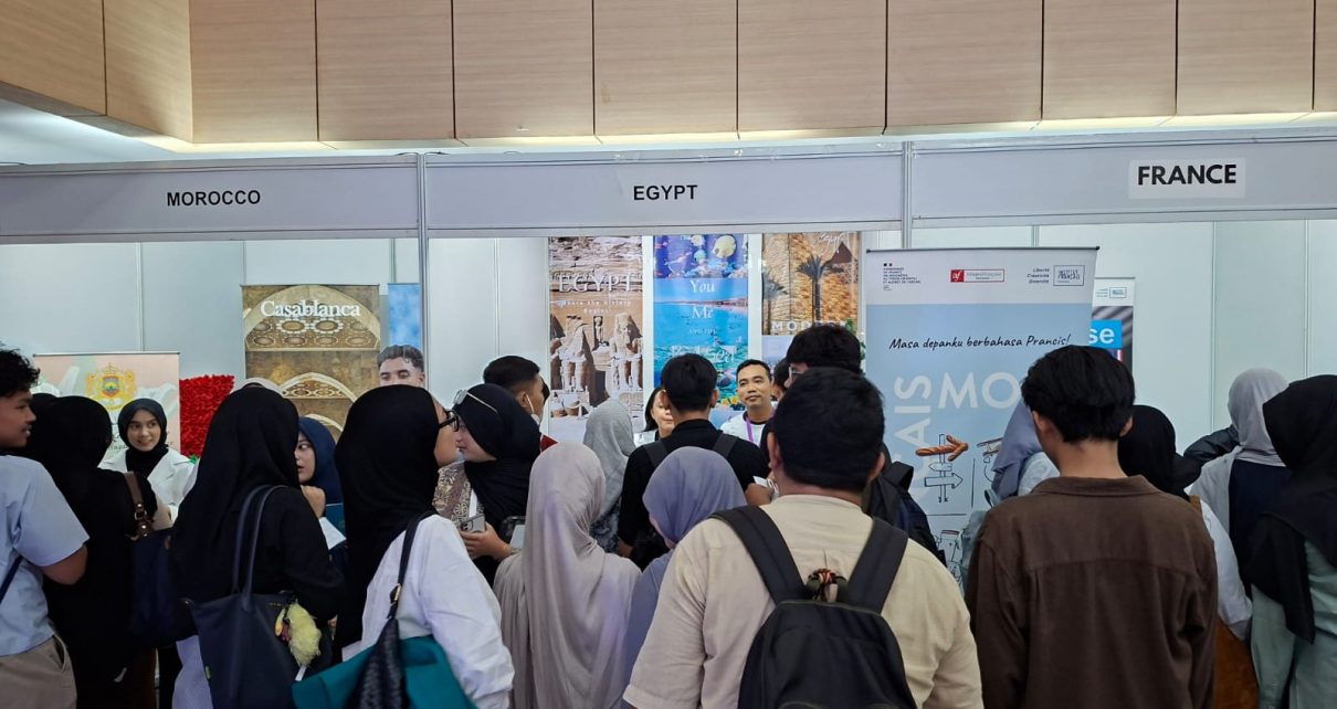Universitas Negeri Jakarta (UNJ) kembali memperkuat langkah internasionalisasinya melalui penyelenggaraan Embassy Goes to Campus: Education and Culture Festival 2026.