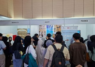 Universitas Negeri Jakarta (UNJ) kembali memperkuat langkah internasionalisasinya melalui penyelenggaraan Embassy Goes to Campus: Education and Culture Festival 2026.