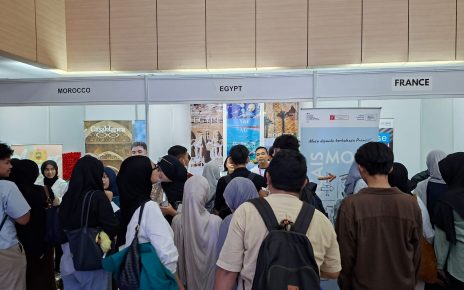Universitas Negeri Jakarta (UNJ) kembali memperkuat langkah internasionalisasinya melalui penyelenggaraan Embassy Goes to Campus: Education and Culture Festival 2026.