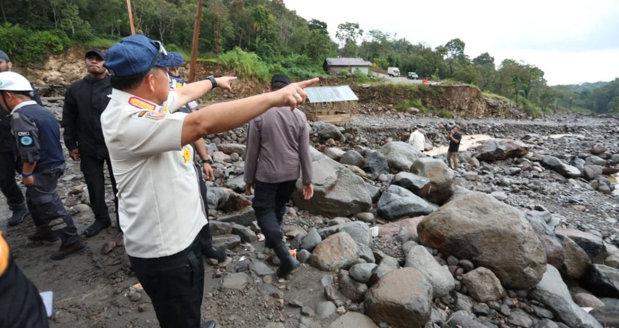 Kasatgas Tito Tinjau Kondisi Jalan Werlah di Bener Meriah