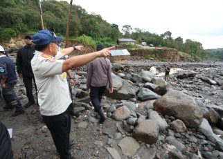 Kasatgas Tito Tinjau Kondisi Jalan Werlah di Bener Meriah